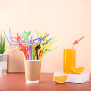 100 pièces. Pailles pliables en plastique jetables. Pailles créatives pour la boisson, jus, lait, smoothie et cocktail