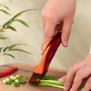 Hachoir de cuisine pour oignons verts et légumes. Ustensile de cuisine