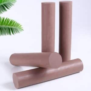 Sculpture de voiture et de moto en boue. Sculpture en argile