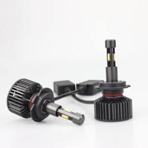 Une paire de phares de voiture à LED créatifs et simples