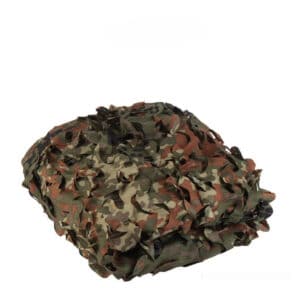 Ensemble de camouflage. Bâche de camp en camouflage. Couverture de camouflage. Pare-soleil. Grillage et filet en camouflage