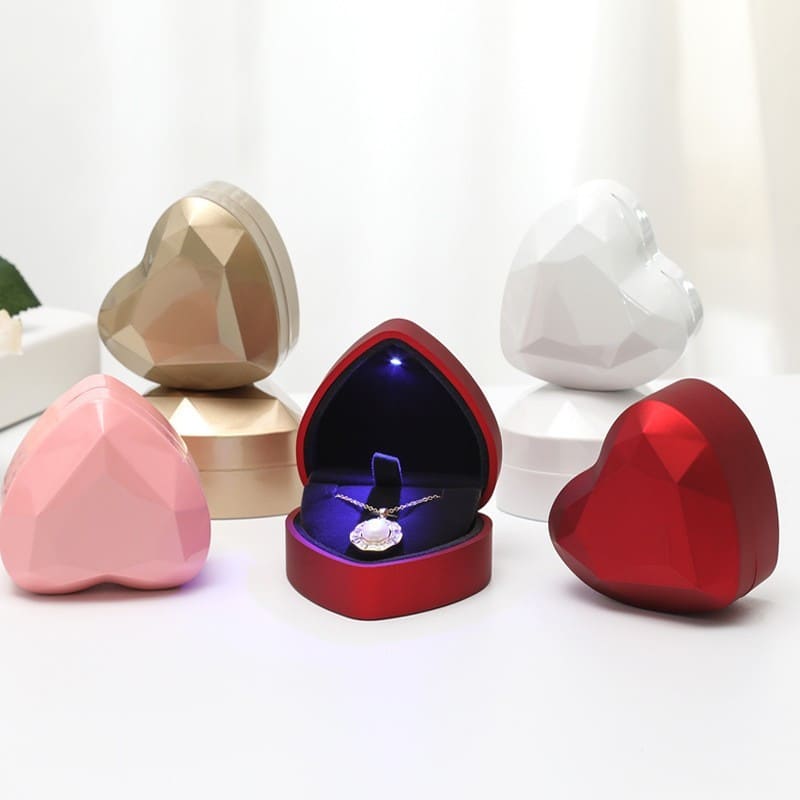 Boîte à bagues, anneaux et alliances de fiançailles et mariage avec lumière LED