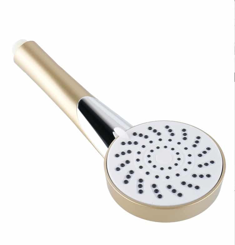 Robinet de salle de bain avec chauffe-eau