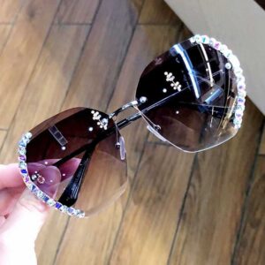Lunettes de soleil à clous en diamant de style vintage pour femmes