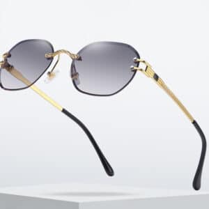Lunettes de soleil à la mode. Lunettes à verres de style océanique