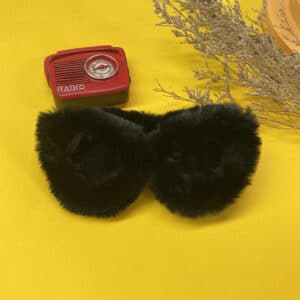 Lunettes rouges en peluche. Lunettes de soleil décoratives