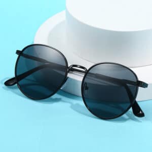 Lunettes de soleil marine à la mode retro. Lunettes tendances pour hommes et femmes