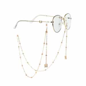Lunettes de lettres élégantes avec une chaîne qui comprend une étoile, un papillon et un soleil.