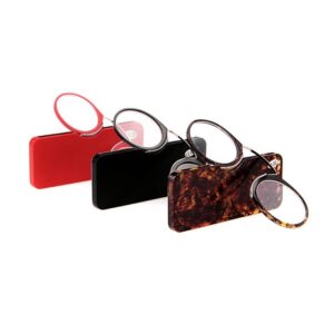 Lecteur de portefeuille portable clipsé sur des mini-lunettes de lecture avec étui de protection