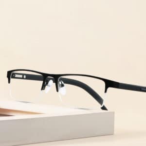Lunettes pour presbytes âgés. Lunettes carrées à demi-monture métallique