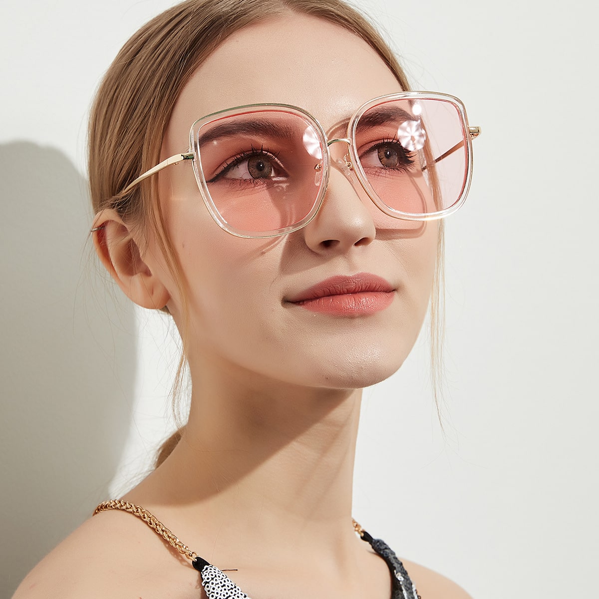 Lunettes de soleil carrées avec monture transparente pour femmes. Lunettes de soleil vintage – Image 2
