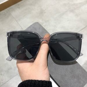 Lunettes de soleil à monture noire pour femmes