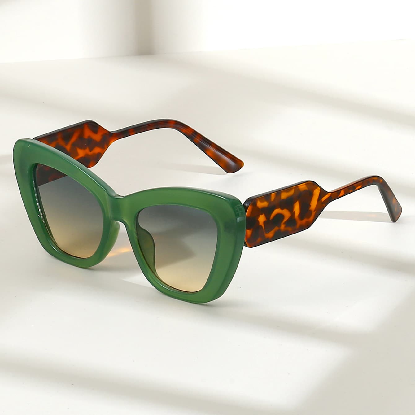 Lunettes de soleil à contraste et de couleur unie