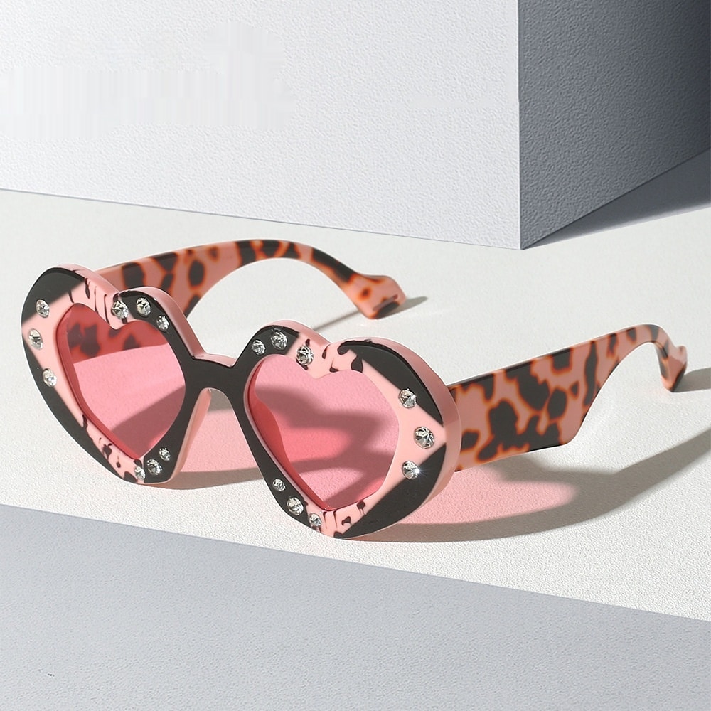 Lunettes de soleil en forme de cœur incrustées de diamant. Lunettes de soleil décoratives pour femmes