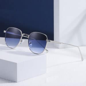Lunettes de soleil foncées avec monture métallique fine à la mode pour femmes