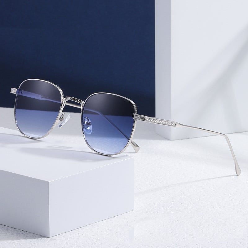Lunettes de soleil foncées avec monture métallique fine à la mode pour femmes