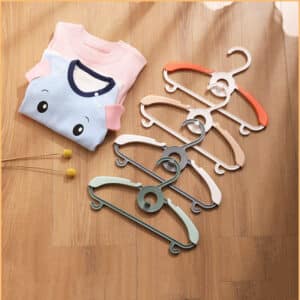 Cintre pour nouveau-né et bébé. Petit porte-vêtement mignon