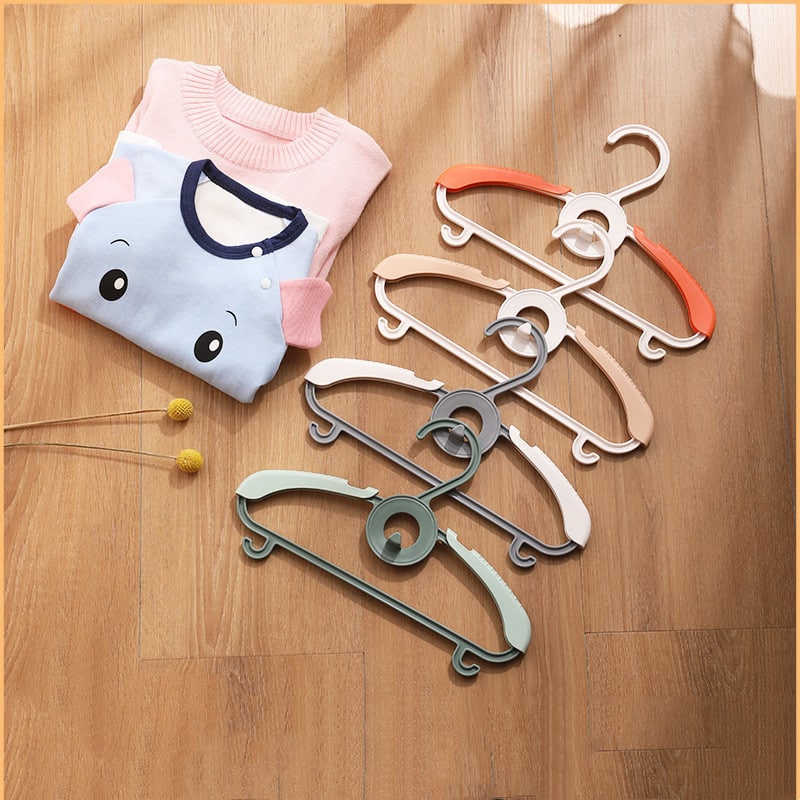 Cintre pour nouveau-né et bébé. Petit porte-vêtement mignon