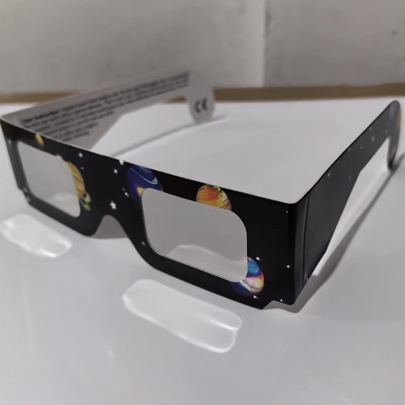 Lunettes d'éclipse solaire à monture en papier imprimé pour hommes et femmes. Style élégant et protection certifiée