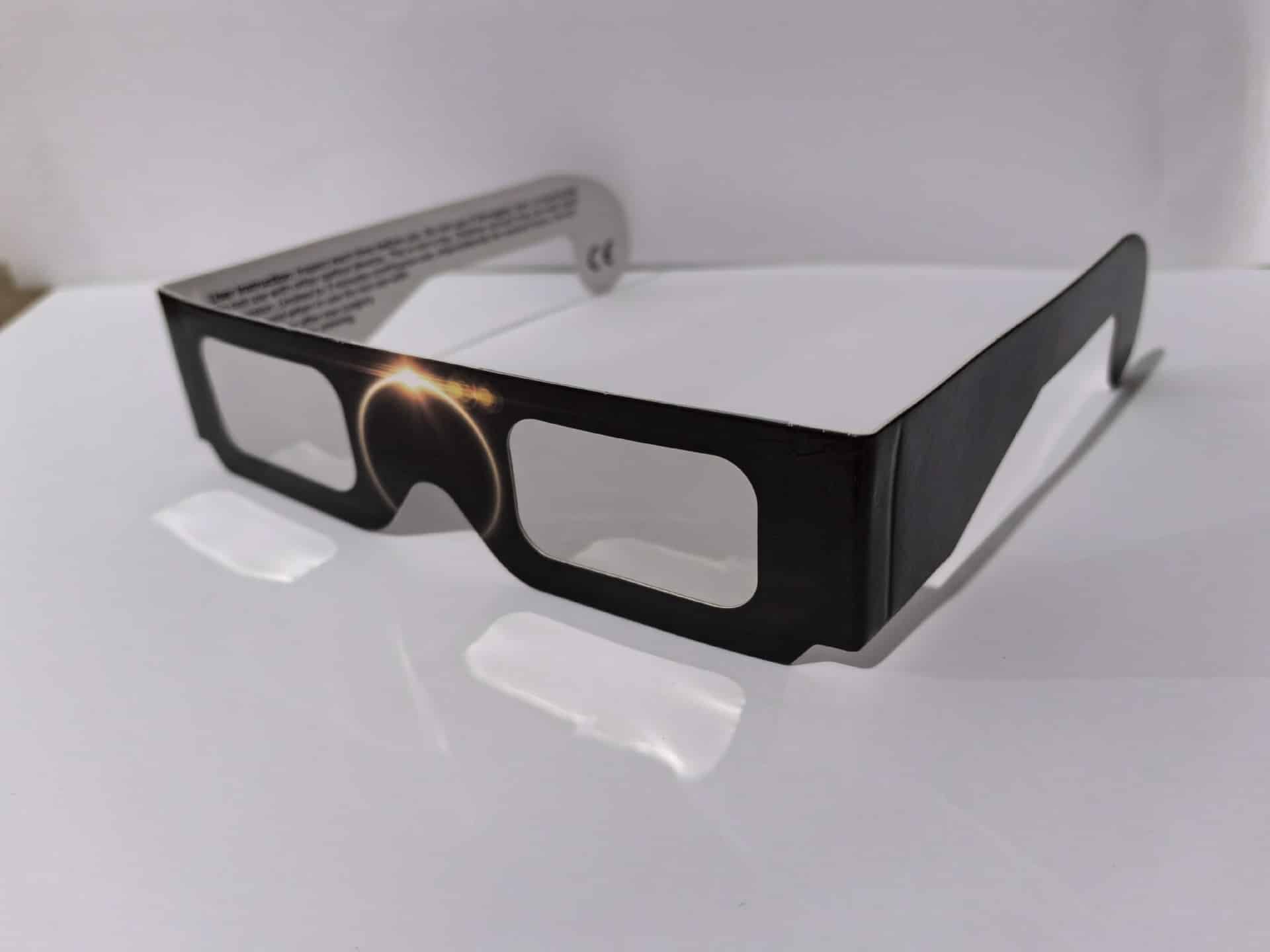 Lunettes d'éclipse solaire à monture en papier imprimé pour hommes et femmes. Style élégant et protection certifiée – Image 10