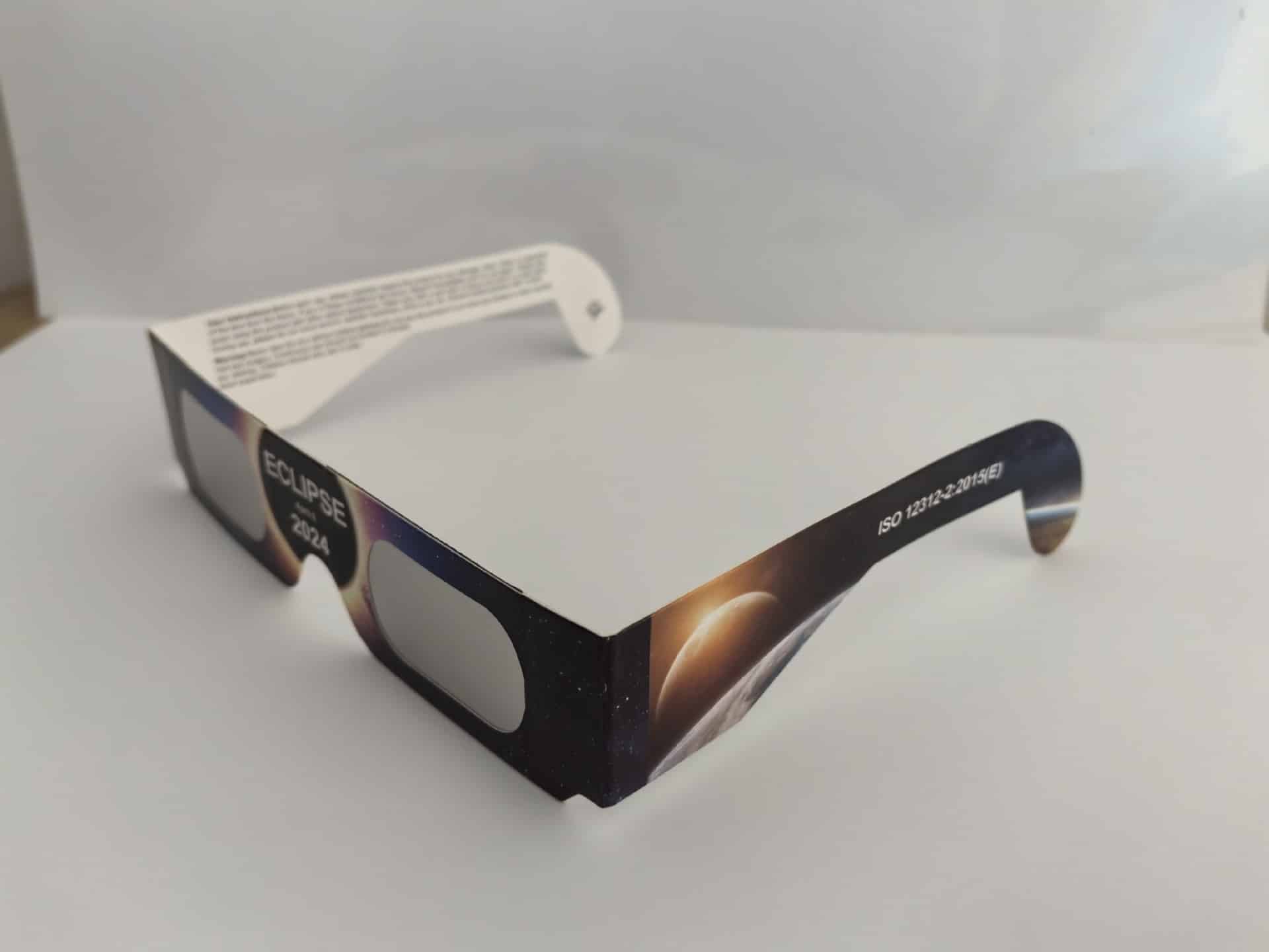 Lunettes d'éclipse solaire à monture en papier imprimé pour hommes et femmes. Style élégant et protection certifiée – Image 2